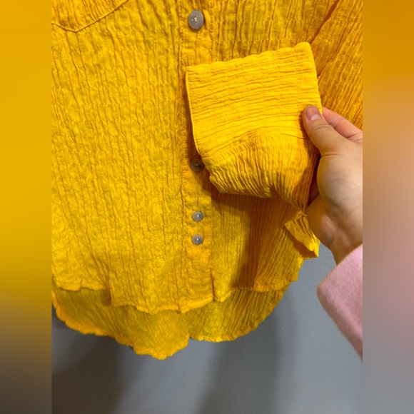 🍁Like New Women’s Urban Outfitters Key Hole Back Button Up - Picture 8 of 12